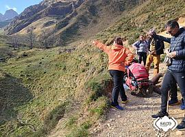 Rescate de un mujer herida en una pierna en una ruta de montaña, en las inmediaciones de Tuiza, en Lena