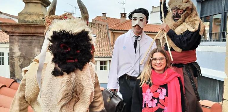 Tres comparsas recrean el Antroxu ancestral de Avilés