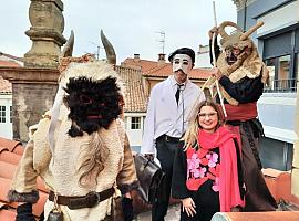 Tres comparsas recrean el Antroxu ancestral de Avilés