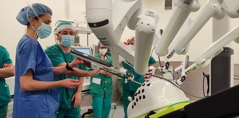294 intervenciones con cirugía robótica de última generación en el HUCA y Cabueñes en 2023