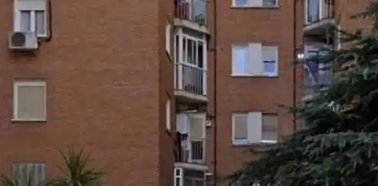 Tragedia dramática en el barrio de en Aluche de Madrid: el hijo muere al caerse en la cocina y su madre impedida también muere de hambre y sed