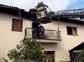 Rescate dramático en Llanera: tres personas a salvo tras declararse un incendio 