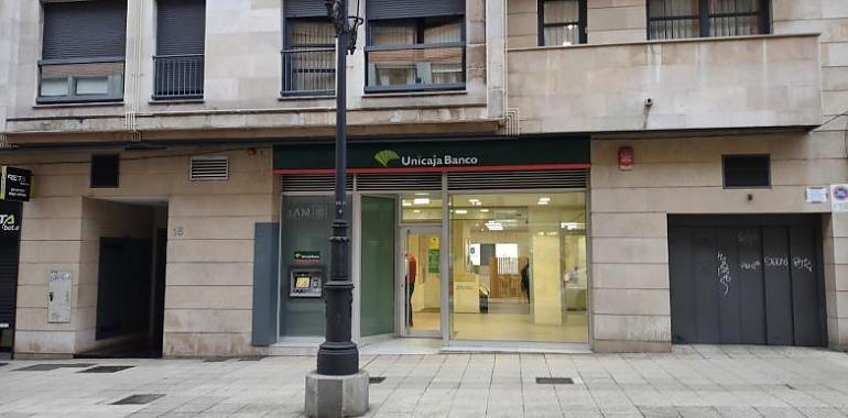 Atraco a mano armada en Oviedo: La policía busca a un hombre encapuchado que huyó con 2.000 euros