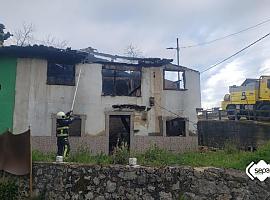 Dos incendios urbanos en Parres y Langreo sofocados por los bomberos del SEPA