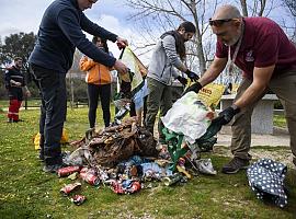 Más de 200 personas voluntarias en Asturias se unieron a la séptima edición de la campaña 1m2 por los ríos, lagos y embalses, organizada por el Proyecto LIBERA