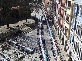 La Comida en la Calle: 15.000 comensales comparten un banquete gigante en el corazón de Avilés