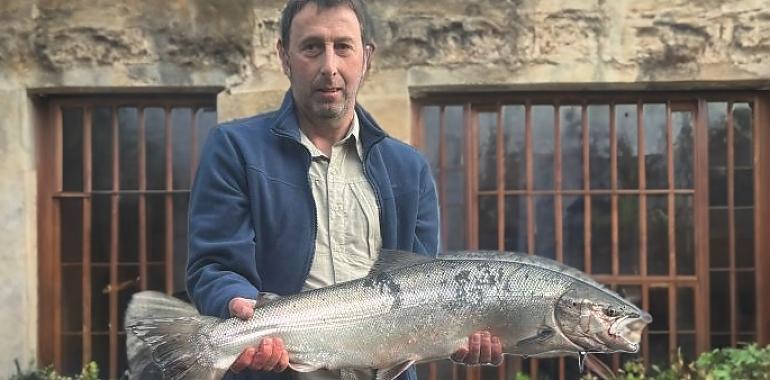 Gonzalo Díaz Soto captura el prestigioso Campanu en el Río Narcea