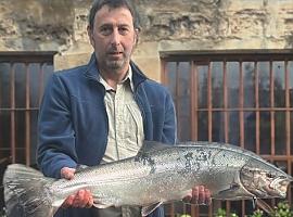 Gonzalo Díaz Soto captura el prestigioso Campanu en el Río Narcea