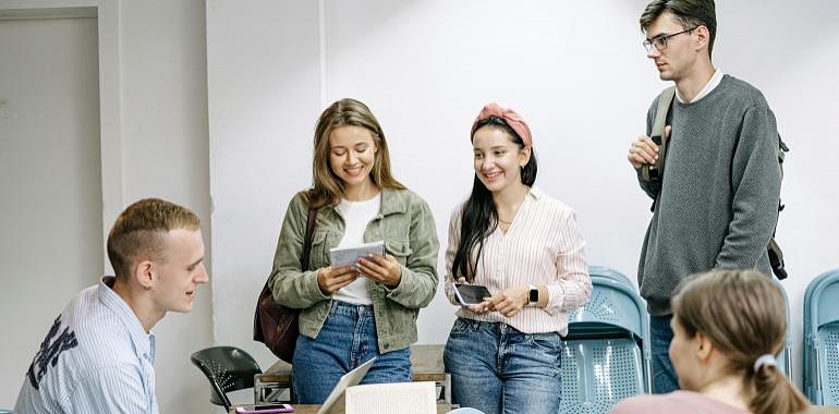 Estudiantes de la Universidad de Oviedo exigen mejoras en becas, accesibilidad y representación