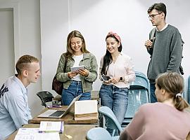 Estudiantes de la Universidad de Oviedo exigen mejoras en becas, accesibilidad y representación