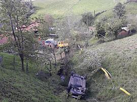 Mujer herida de gravedad tras caer con su coche por un desnivel en Tineo