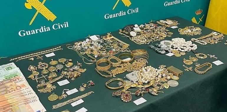 La Guardia Civil detiene a una cuidadora por robar joyas y dinero a ancianos en Grado