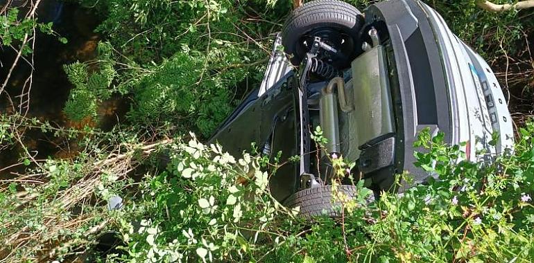 Dos heridos tras volcar su coche en La Caridad: el conductor tuvo que ser excarcelado