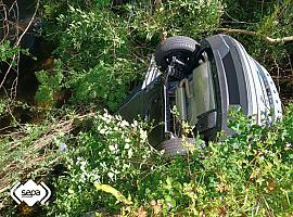 Dos heridos tras volcar su coche en La Caridad: el conductor tuvo que ser excarcelado