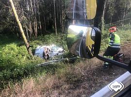 Herido leve un hombre tras salirse de la vía con su furgoneta en Castrillón