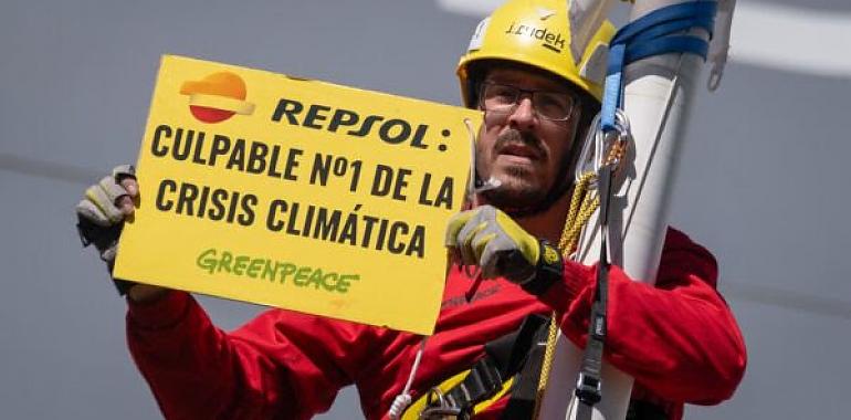 Greenpeace planta cara a Repsol en su Junta General de Accionistas: "¡Sois los principales culpables de la crisis climática!"