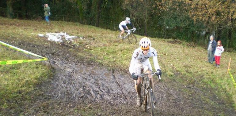 Ania y Gamonal se imponen en el ciclocroos de La Tenderina