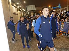 La afición del Real Oviedo muestra su apoyo incondicional: Recibimiento en el aeropuerto tras la derrota en el playoff
