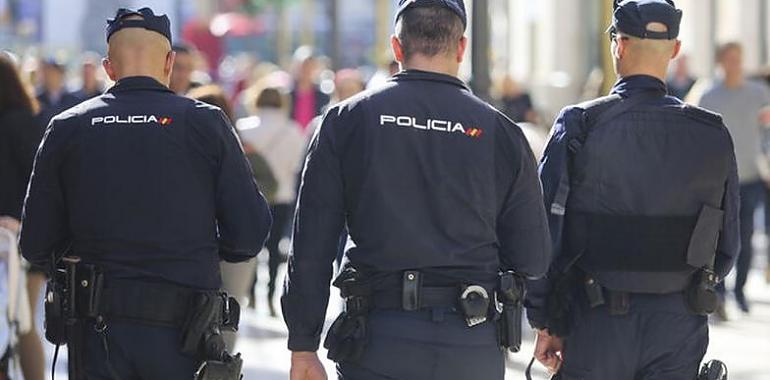 Heroica acción de la Policía Nacional: Tres agentes salvan la vida a un hombre en El Berrón