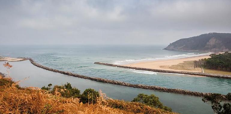 Tragedia en la Playa de Rodiles: Un hombre fallece pese a los esfuerzos de rescate y reanimación