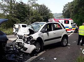 Colisión frontal en Piloña deja tres heridos, dos de ellos en estado reservado