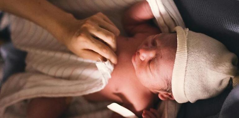 Crisis de natalidad en España: El 40% de los nacimientos en 2023 son de madres mayores de 35 años
