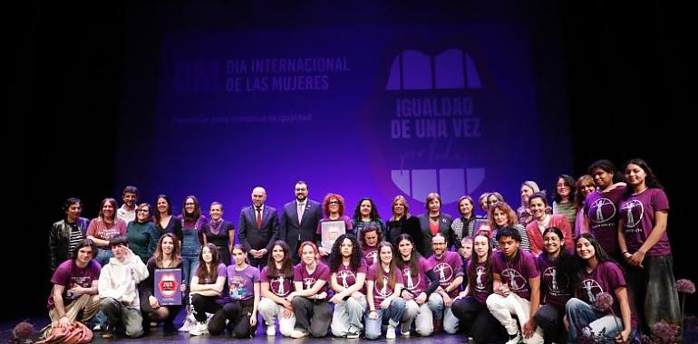 Asturias impulsa una educación pionera contra el machismo: "Construyamos juntos la puerta violeta hacia la igualdad real"