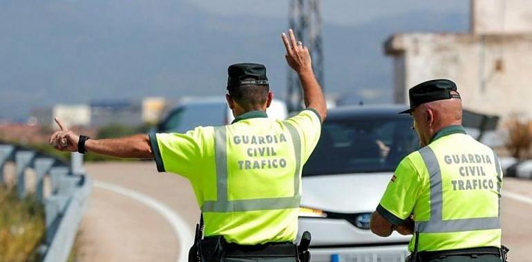 Choque frontal en la N-632: un conductor queda atrapado entre hierros retorcidos tras un brutal accidente entre Quintes y Arroes