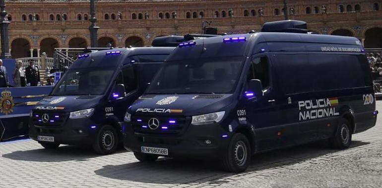 La Policía Nacional presenta en Cangas del Narcea sus nuevas unidades móviles para expedir DNI y pasaportes