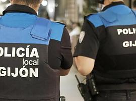 Milagro en la calle Cienfuegos: dos agentes salvan la vida de un hombre con un desfibrilador de la Policía Local