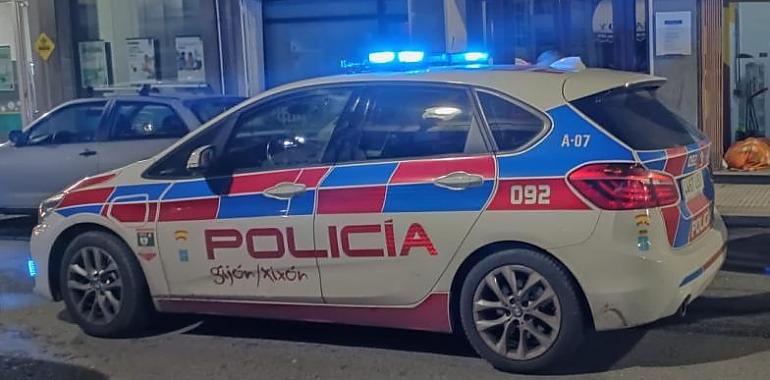 Noche de caos en La Camocha | Más de 20 policías y patrullas caninas intervienen para frenar una pelea multitudinaria frente a la biblioteca