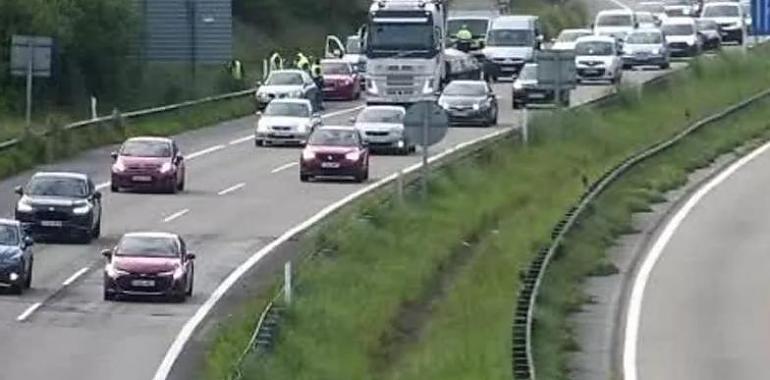 ¿Tres coches en la A-8 Retenciones kilométricas y caos en la autopista Y