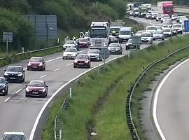 ¿Tres coches en la A-8 Retenciones kilométricas y caos en la autopista Y