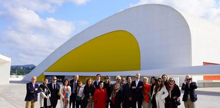  La Hispanic Society de Nueva York refuerza lazos culturales con Asturias en su visita al Centro Niemeyer
