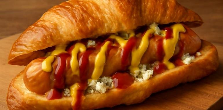Recetas de una abuela asturiana: Croissant con Frankfurt picante y queso de Cabrales (¡un festín de esos que no se olvida!)