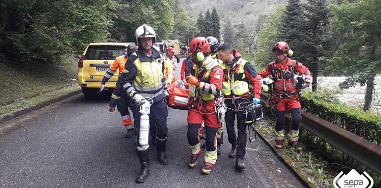 Tragedia en la AS-17: una madre, su hija y un niño luchan por recuperarse tras un brutal accidente en Sobrescobio