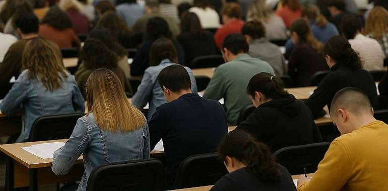 Miles de personas compiten en Gijón por una plaza fija en Oviedo: el sueño de un empleo para toda la vida sigue más vivo que nunca