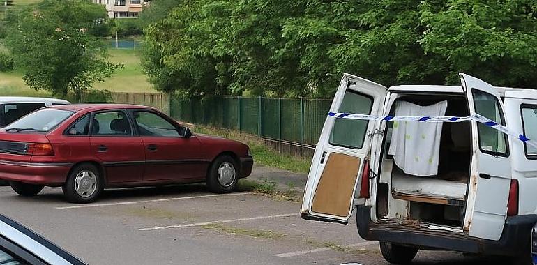 El perro que no quería pasar de largo: hallan un cadáver momificado dentro de una furgoneta en Oviedo