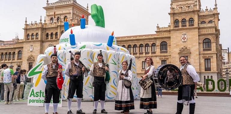 Asturias desembarca en Valladolid con gaitas, sorteos y una tarta gigante para celebrar los 40 años de su marca turística más icónica