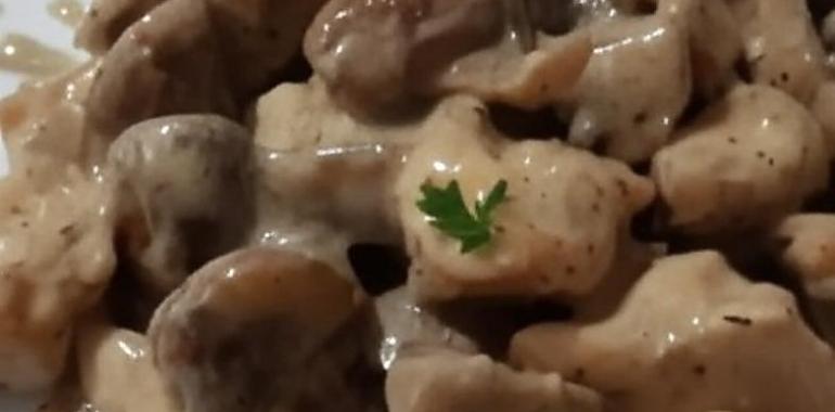 Recetas de una abuela asturiana: Pechuga de Pollo con champiñones Portobello y salsa de Cabrales (pa’ comer este platín no hace falta más que un poco de cariño)