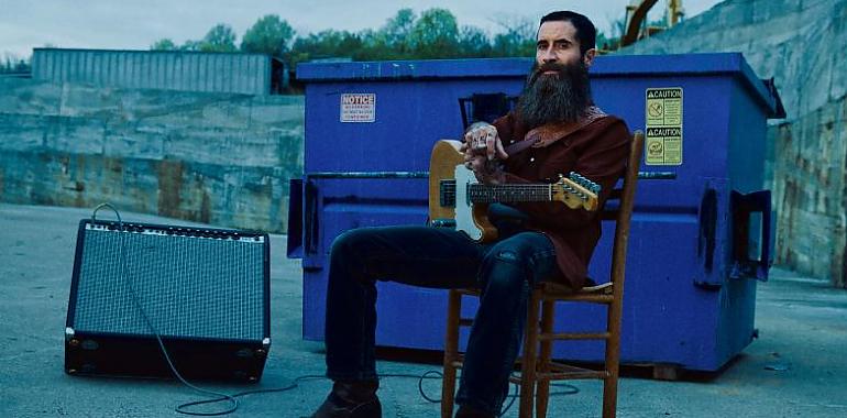 JP Harris prende fuego a la Factoría Cultural con su country salvaje y su alma forajida