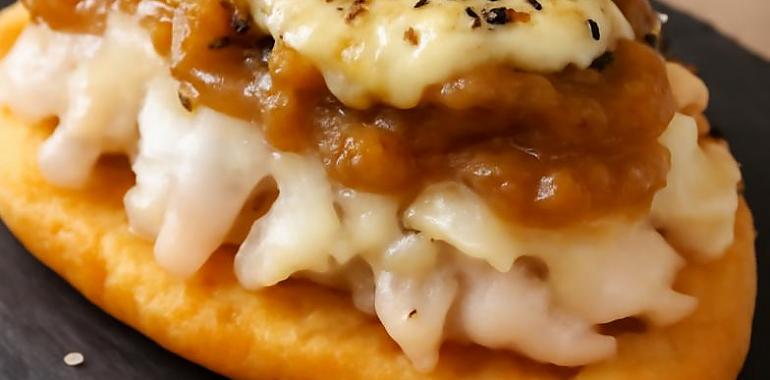 Recetas de una abuela asturiana: Coca de bacalao confitáu, cebolla caramelizada y salsa Cabrales (agora resulta que la coca ye una maravilla)