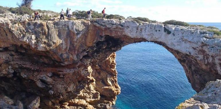 Sumérgete en la magia azul de Mallorca: vive la aventura única de explorar la Cova dels Coloms desde Cala Romántica