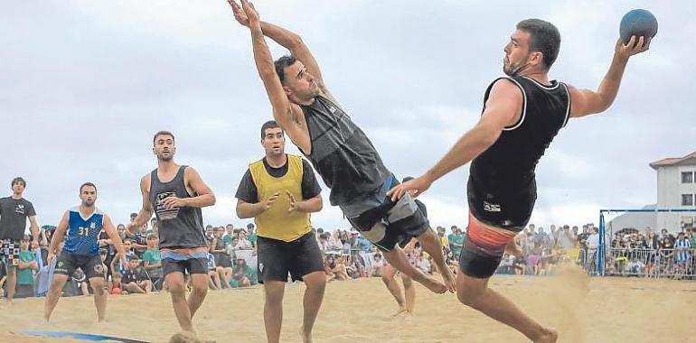 La élite del balonmano playa se cita en Gijón: El XII Torneo de San Lorenzo calienta la arena con un billete para el Arena 1.000