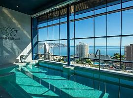  Benidorm desde las alturas: vive un verano inolvidable en el Gran Hotel Bali