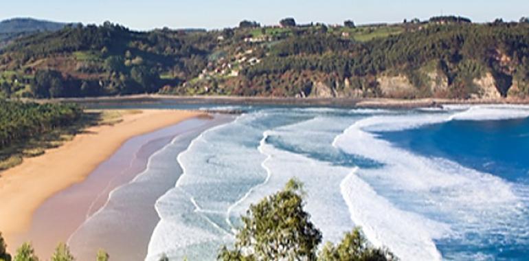 El Principado destina un millón de euros a la limpieza de las playas de los veinte concejos costeros.