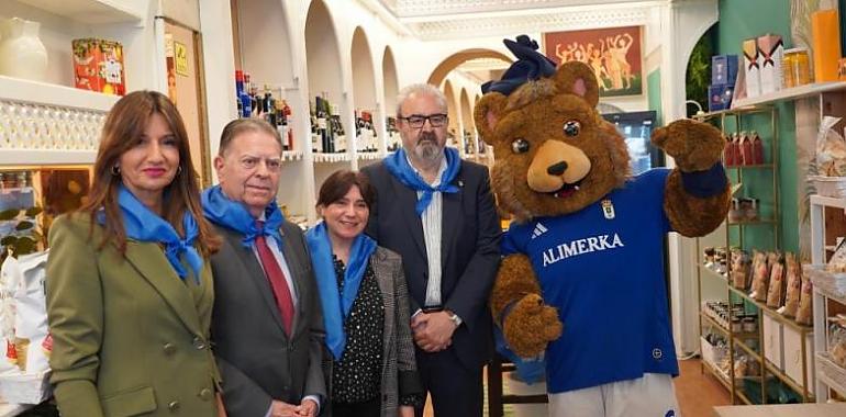 Oviedo se tiñe de azul: 245 comercios lucen pañuelos para empujar al Real Oviedo hacia Primera División