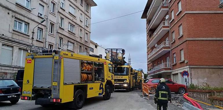 Madrugada de tensión en Avilés: un incendio arrasa una vivienda y deja una mujer hospitalizada