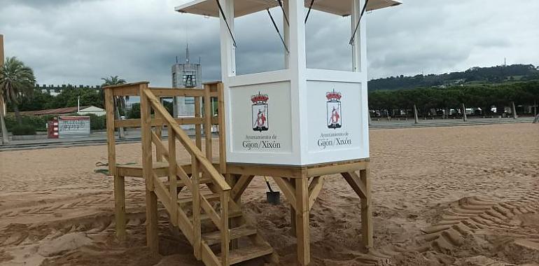 Gijón/Xixón instala una nueva torre de salvamento en la playa del Arbeyal como proyecto piloto para reforzar la seguridad estival