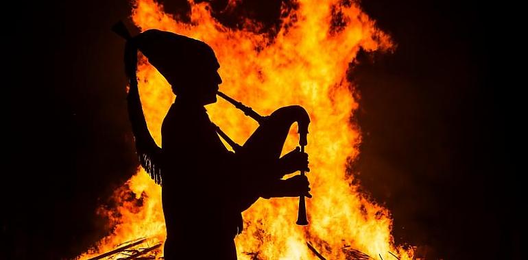 Avilés da la bienvenida al verano con danzas primas, fuego y tradición en la noche mágica de San Xuan